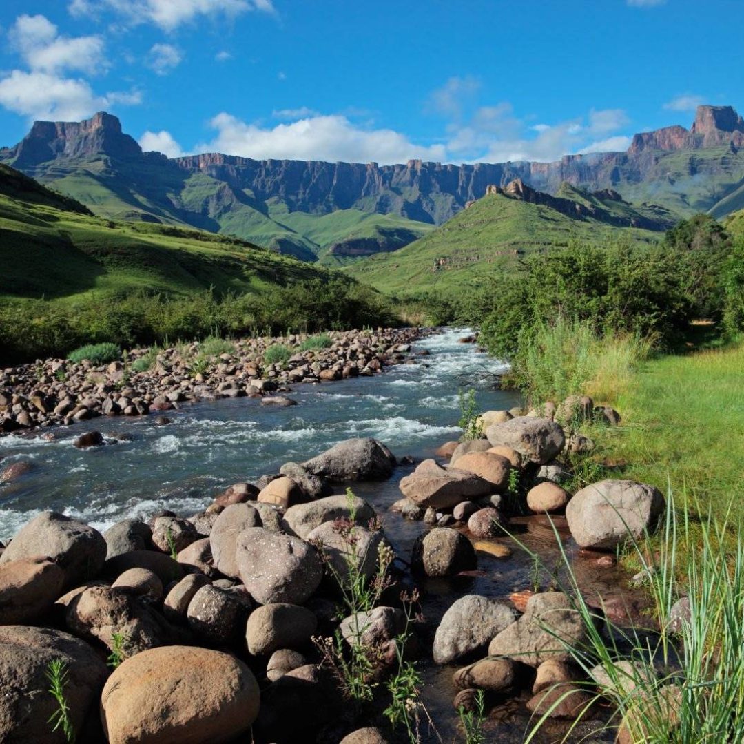 amphitheater and tugela river, drakensberg mountains, royal nata